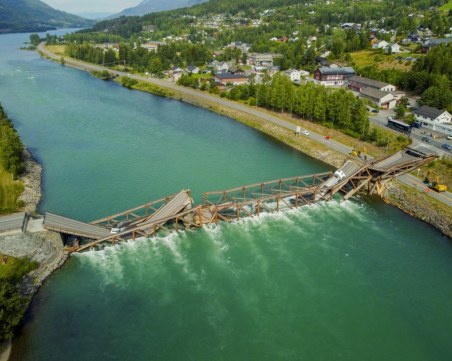 Мост се срути в Норвегия, докато по него минавали камион и кола