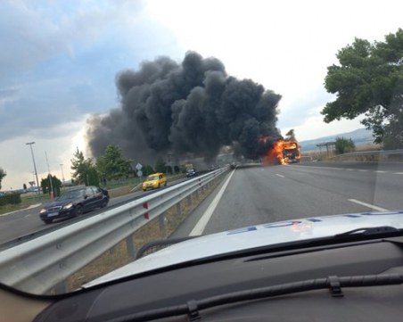 Пълен с пътници автобус се запали на АМ 
