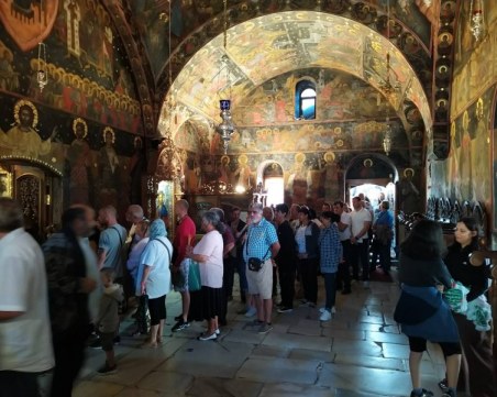 Стотици миряни се стекоха в Бачковския манастир на Успение Богородично
