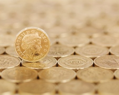 Великобритания пуска монети с подписа, а не с лика на Елизабет Втора