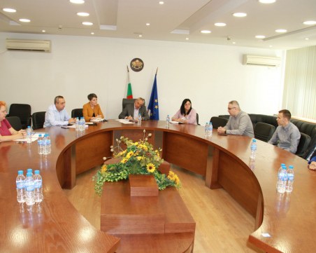 Вместо Панаира: Обработват протоколите за изборите в залите 