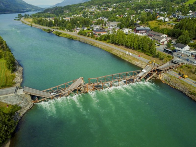 Мост се срути в Норвегия, докато по него минавали камион и кола