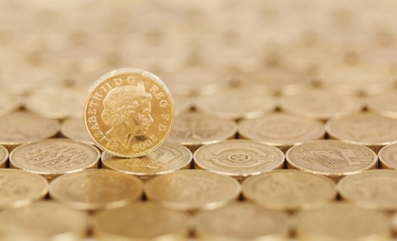 Великобритания пуска монети с подписа, а не с лика на Елизабет Втора