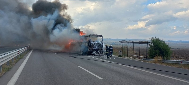 30-годишен е автобусът, който пламна на АМ Тракия