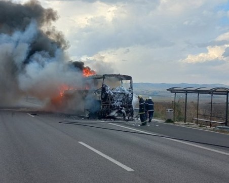30-годишен е автобусът, който пламна на АМ Тракия