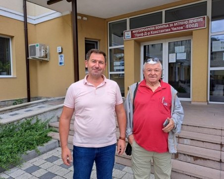 Шефкет Чападжиев огледа обновената болница в Мадан с дарението му от $1 млн.