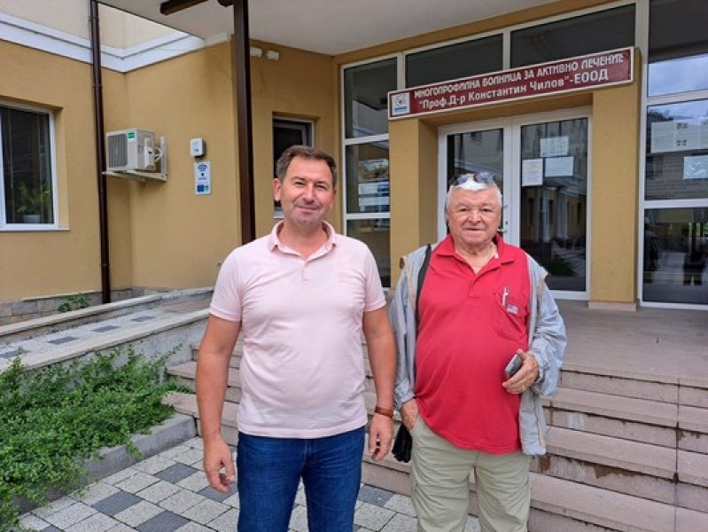 Шефкет Чападжиев огледа обновената болница в Мадан с дарението му от $1 млн.