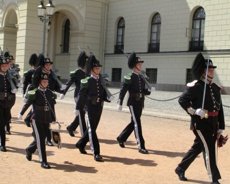 Норвегия уволнява 30 кралски гвардейци за употреба на наркотици