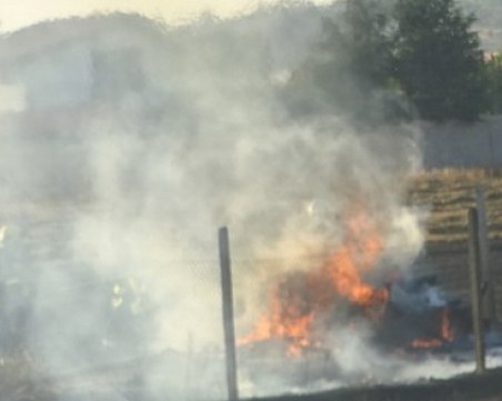 Пожарът на военния полигон край Казанлък се разраства