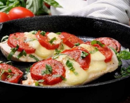 Вкусна и сезонна рецепта: Патладжан с моцарела на фурна