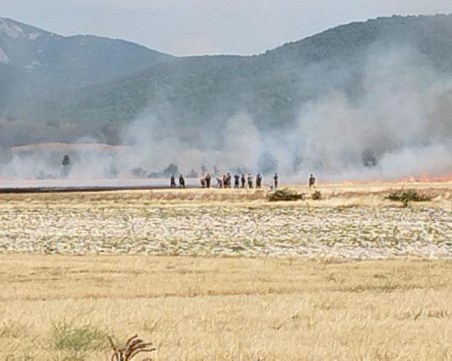 Затвориха пътя Казанлък - Мъглиж заради задимяване от пожара в полигона