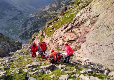 70 годишна жена е била пренесена на носилка от планински спасители