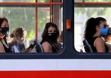 Носенето на маски в градския транспорт в цялата страна остава