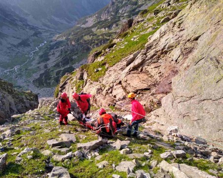 Акция в планината до Сливен! Пренесоха 70-годишна с носилка