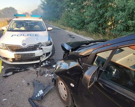 Кола се вряза в патрулка, отцепила движението заради пожара в Казанлък