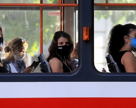 Маските в градския транспорт остават задължителни поне до 25 август