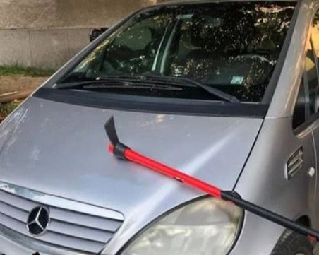 Мерцедес осъмна със забита кирка в София