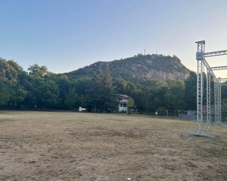 Огнеборци дежуриха на Младежкия хълм цяла нощ, огънят е напълно потушен