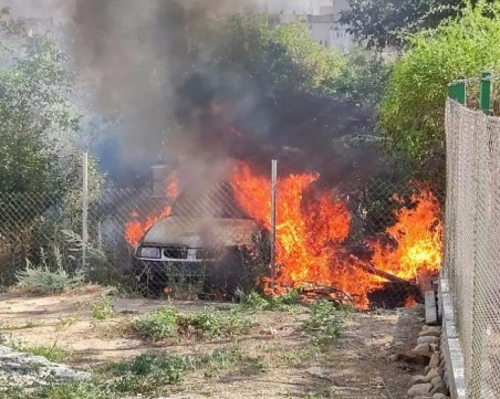 Продължава гасенето на пожара край Казанлък, включват се два хеликоптера