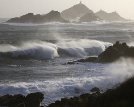 Трима души загинаха след голяма буря в Корсика