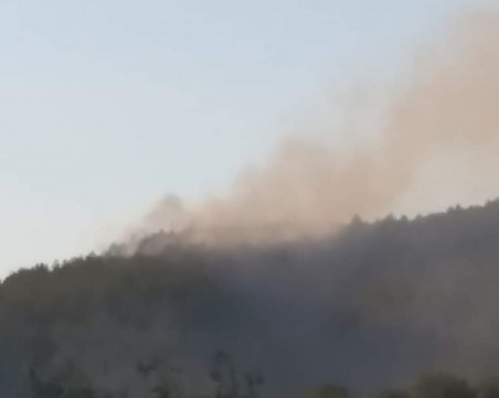 Борбата с пожара в Кресненското дефиле продължава