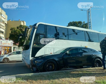 Скъпа катастрофа! Лъскав мерцедес и рейс се 