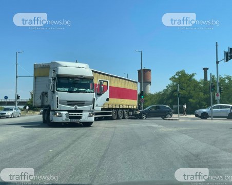 Удар между ТИР и лека кола блокира трафика по бул. 