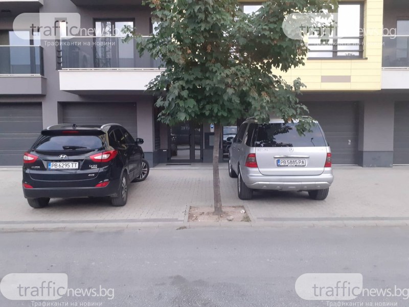Наглостта в Смирненски продължава! Пловдивчани превърнаха тротоар в паркинг