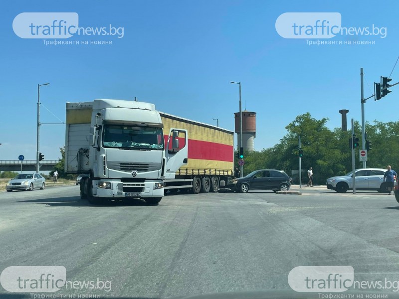 Удар между ТИР и лека кола блокира трафика по бул. 
