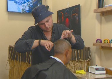 Бръснар от Пловдив подстригва напълно безплатно хора с увреждания всяка