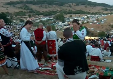 Уникален момент беляза началото на Фестивала на фолклорната носия в