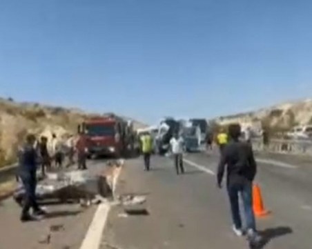 16 са загиналите в тежката катастрофа в Турция, сред тях журналисти, пожарникари и лекари