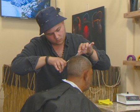 Бръснар от Пловдив подстригва безплатно хора с увреждания