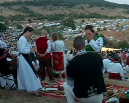 Мъж предложи брак на любимата си на фестивала в Жеравна