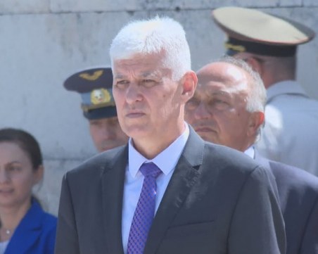 Министърът на отбраната: Към момента украинска военна техника не се ремонтира у нас