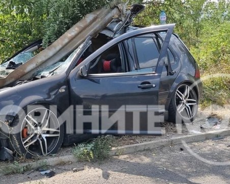 Пиян шофьор и спътникът му оцеляха след брутална катастрофа до Казанлък
