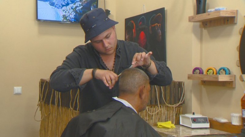 Бръснар от Пловдив подстригва напълно безплатно хора с увреждания, всяка