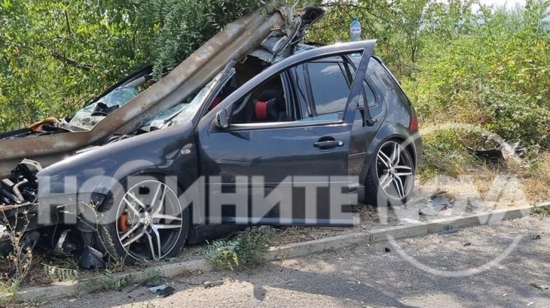 Пиян шофьор и спътникът му оцеляха след брутална катастрофа до Казанлък