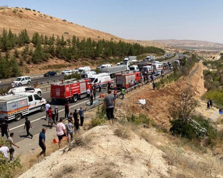 Две двойни катастрофи в Турция с близо 40 жертви за ден