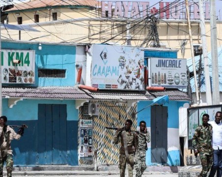 Най-малко 12 убити при заложническа криза в Сомалия