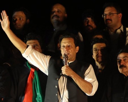 Пакистанският медиен надзор забрани излъчването на живо на речите на бившия премиер Хан