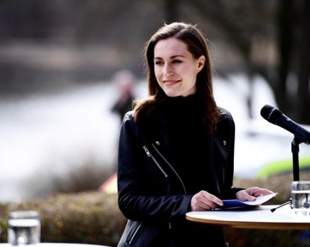 Появи се ново видео, в което премиерът на Финландия танцува с певец в нощен клуб