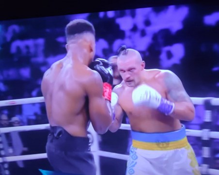 Усик отново подчини Джошуа в епична битка