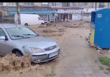 Потоп в Карлово и Сопот Пороен дъжд превърна улиците в