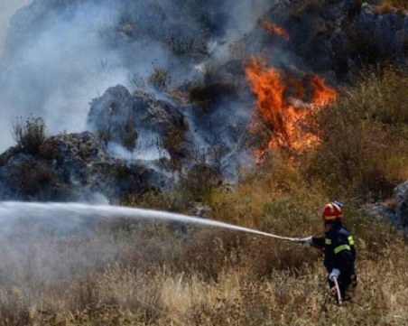Евакуират селище в Корфу заради пожар