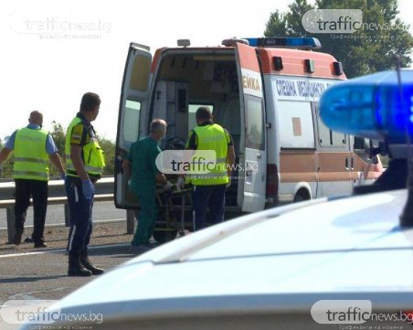 Млад мъж се обърна с колата край Карлово, настанен е в болница