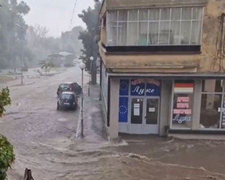 Обявиха бедствено положение в Карлово,  хора са блокирани в гимназията по транспорт