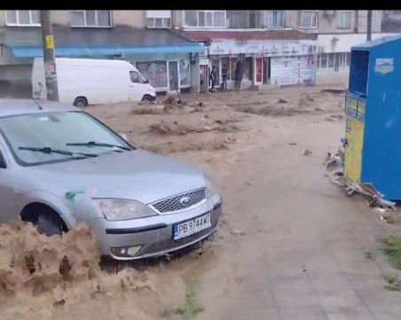 Потоп в Карлово и Сопот! Улиците се превърнаха в реки