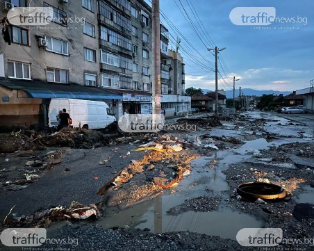 Потопът в Карлово: Огромни щети в града, пожарникари спасиха семейство и възрастна жена