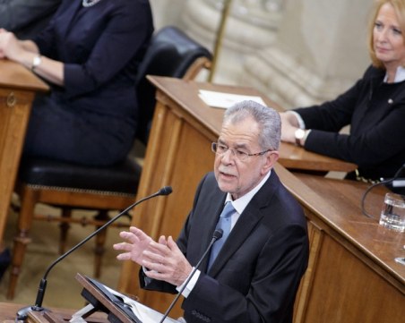 Президентът на Австрия пострада при планински преход